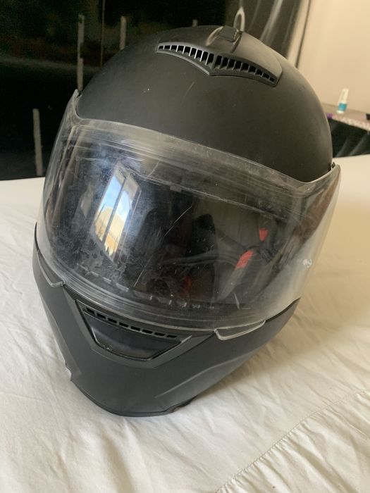 Мото шлем майже новий стоїть в гаражі припадає брудом