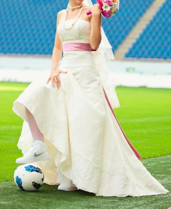 Ажурное кружевное свадебное платье с розовой сиреневой лентой
