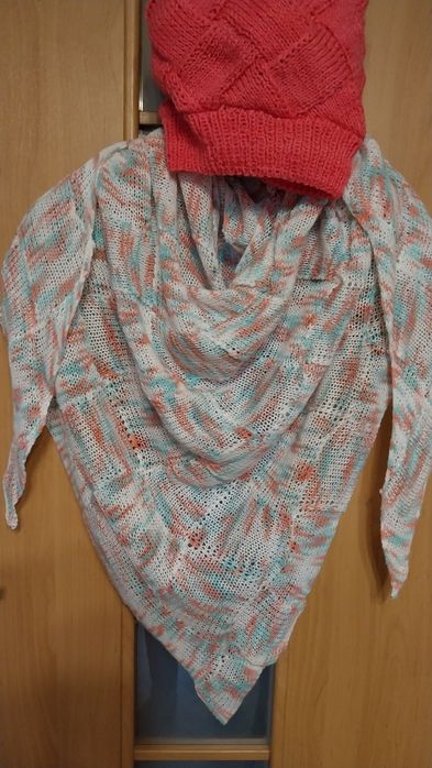 Chusta z czapką wydziergana na drutach