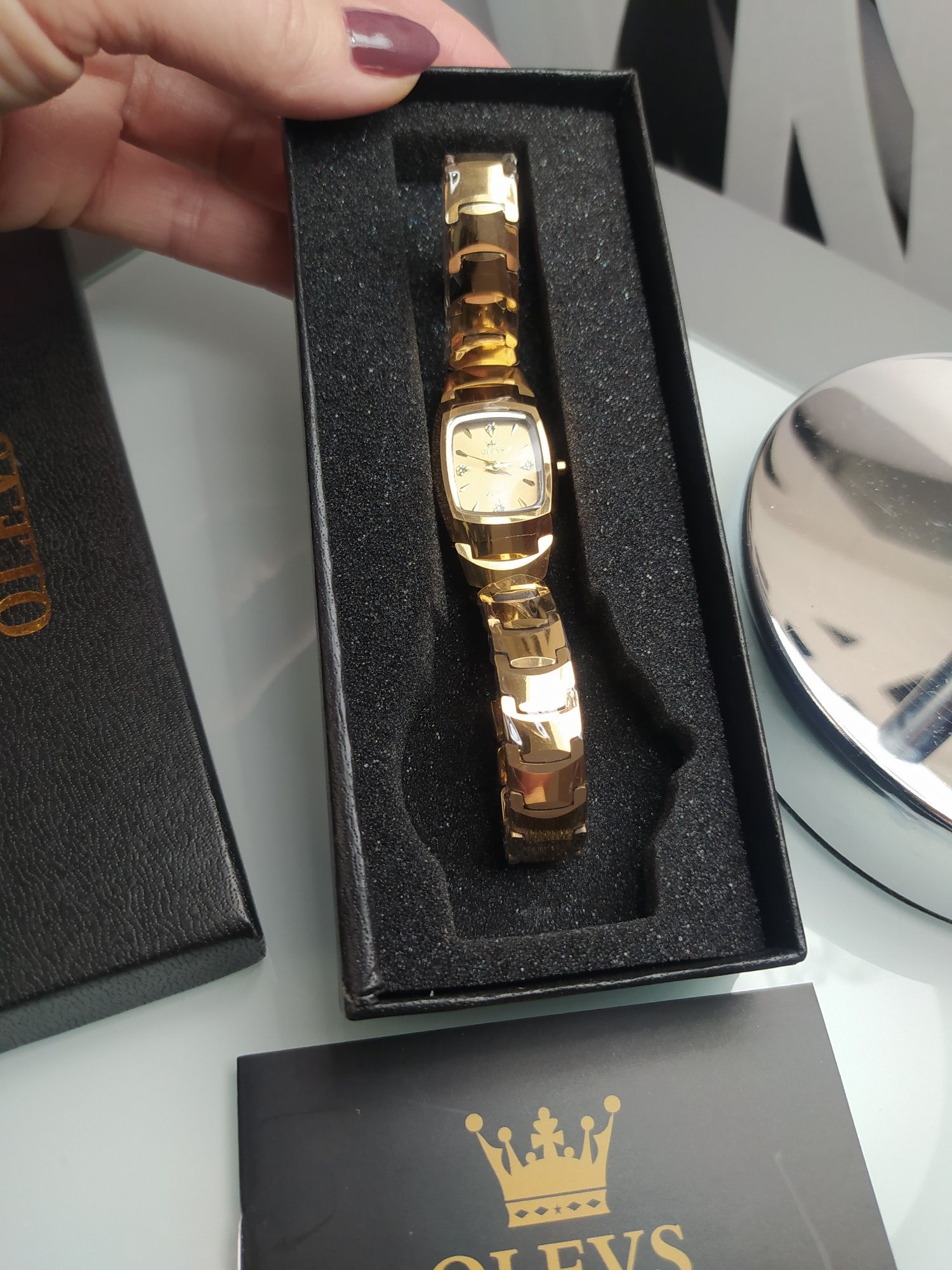 Złoty zegarek na bransoletce