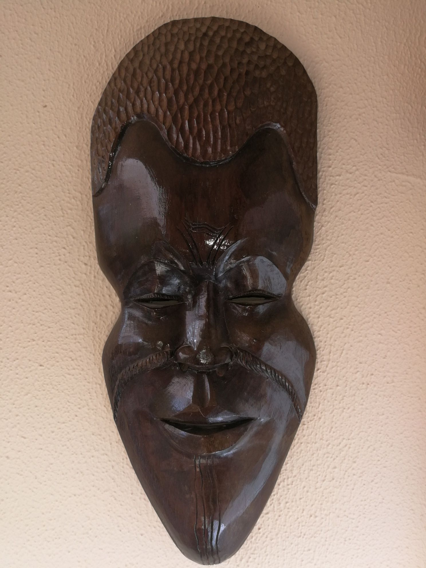 Diversas peças (estatueta, machadinha e duas máscaras) em madeira trop