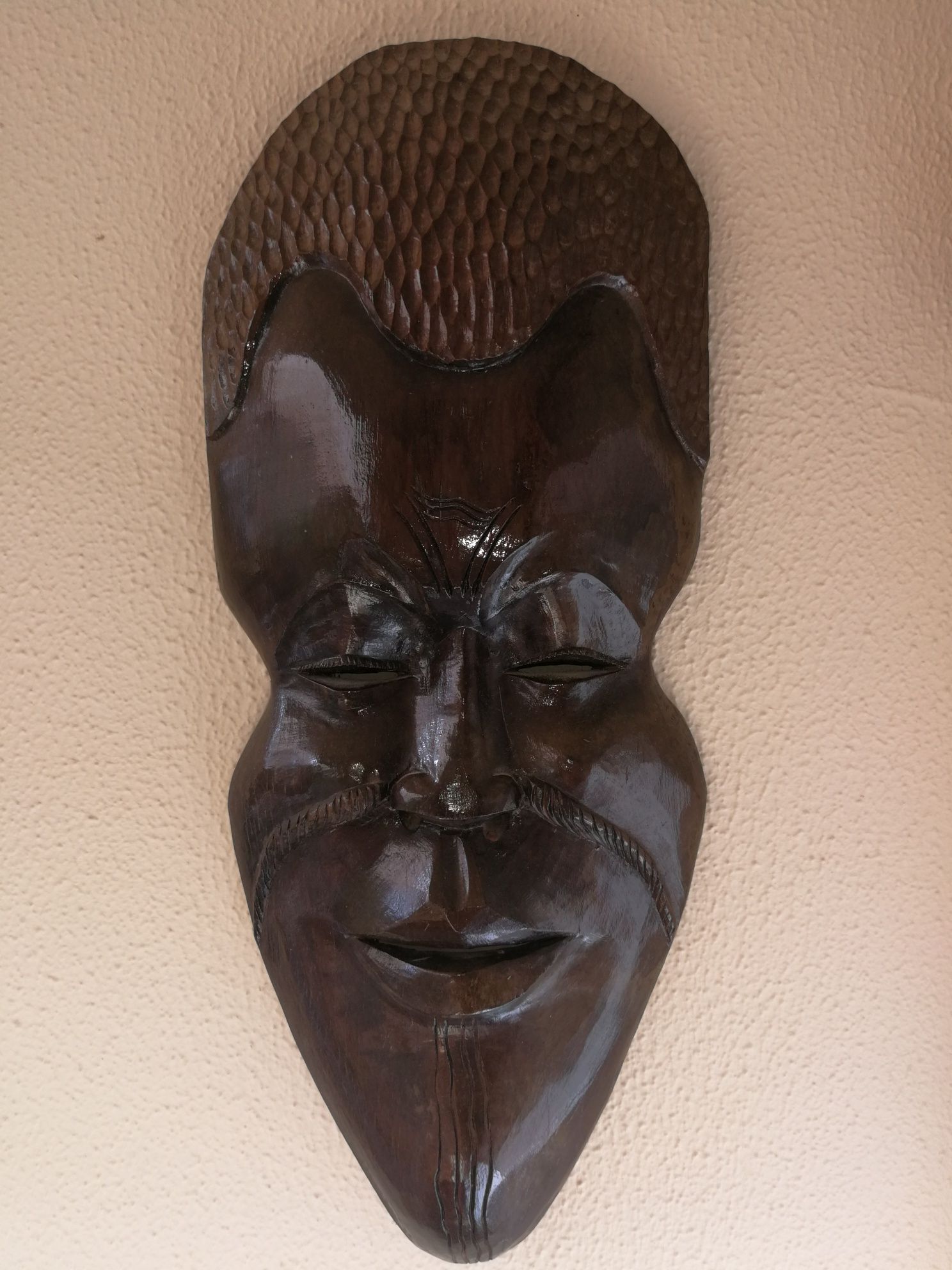 Diversas peças (estatueta), machadinha e duas máscaras) em madeira tro