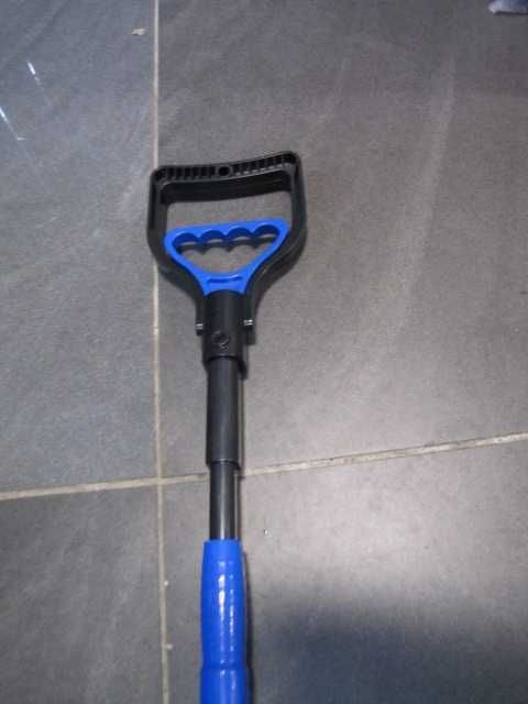 Łopata do zbierania psich kup odchodów z trawnika automatyczna