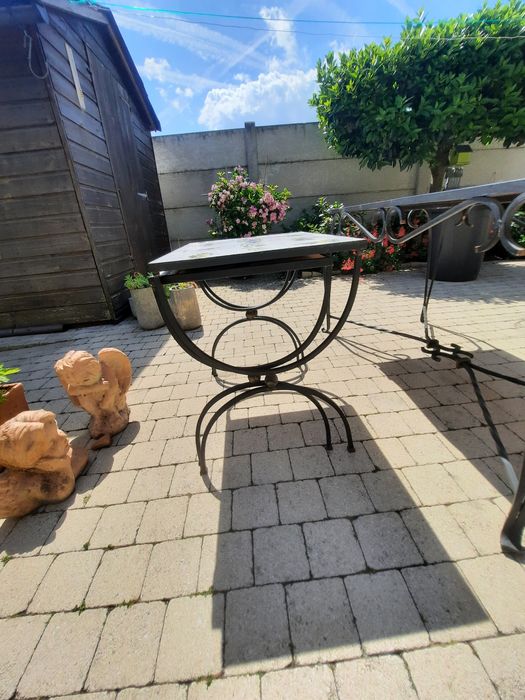 mesa em ferro forjado com azulejos.