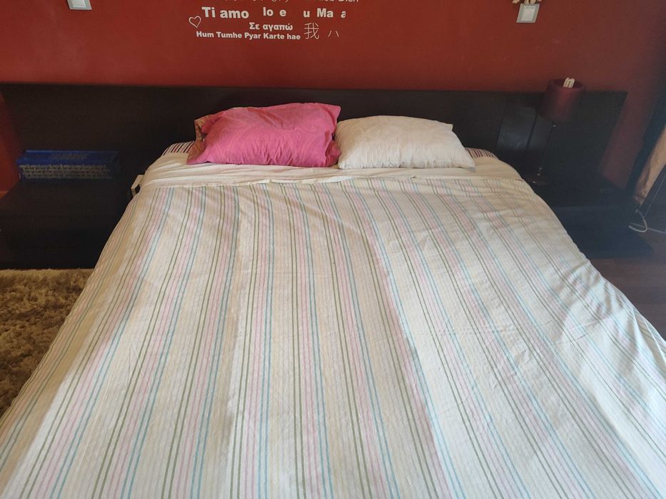 Cama de casal com duas mesas de cabeceira, tipo wengue