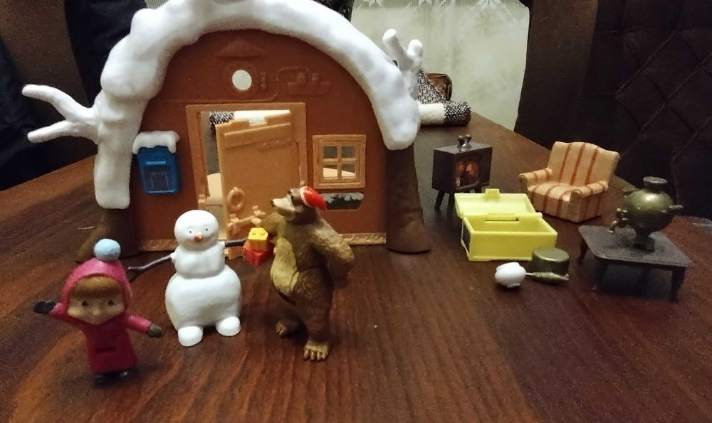 Masza i niedźwiedź zimowy domek świąteczny Mikołaj