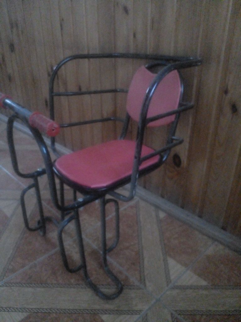 Дитяче велокрісло.