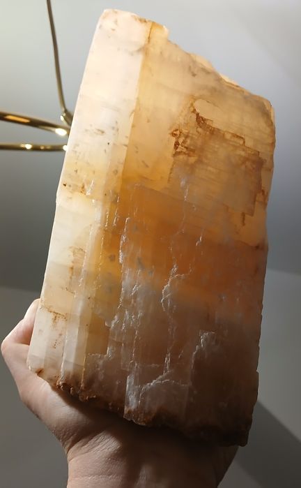 Duża bryłka kalcytu z Jury Krakowsko-Częstochowskiej.