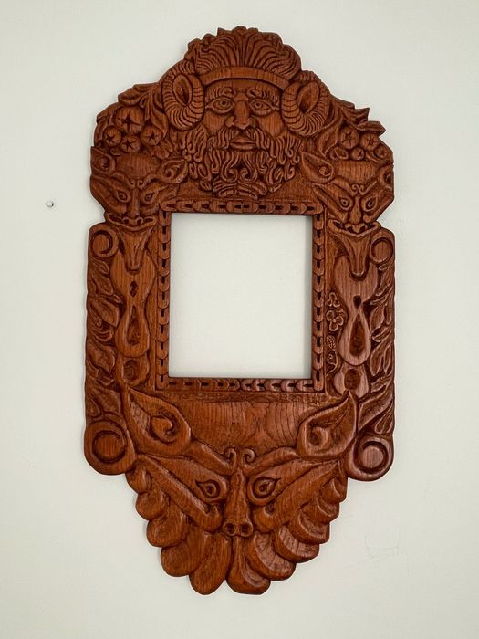 Rama rzeźbiona dębowa w stylu renesansu .