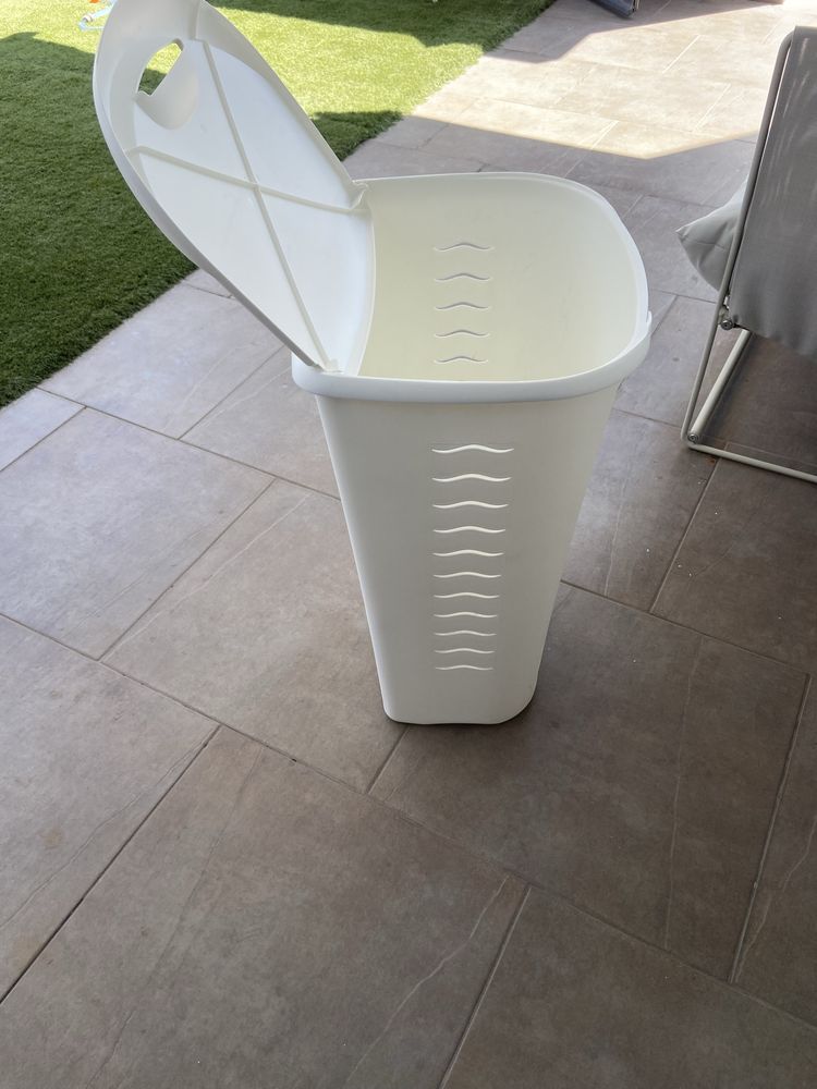 Cesto de roupa 70 litros como novo