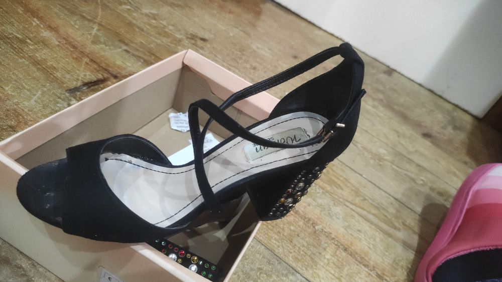 Sapatos de salto alto tamanho 36
