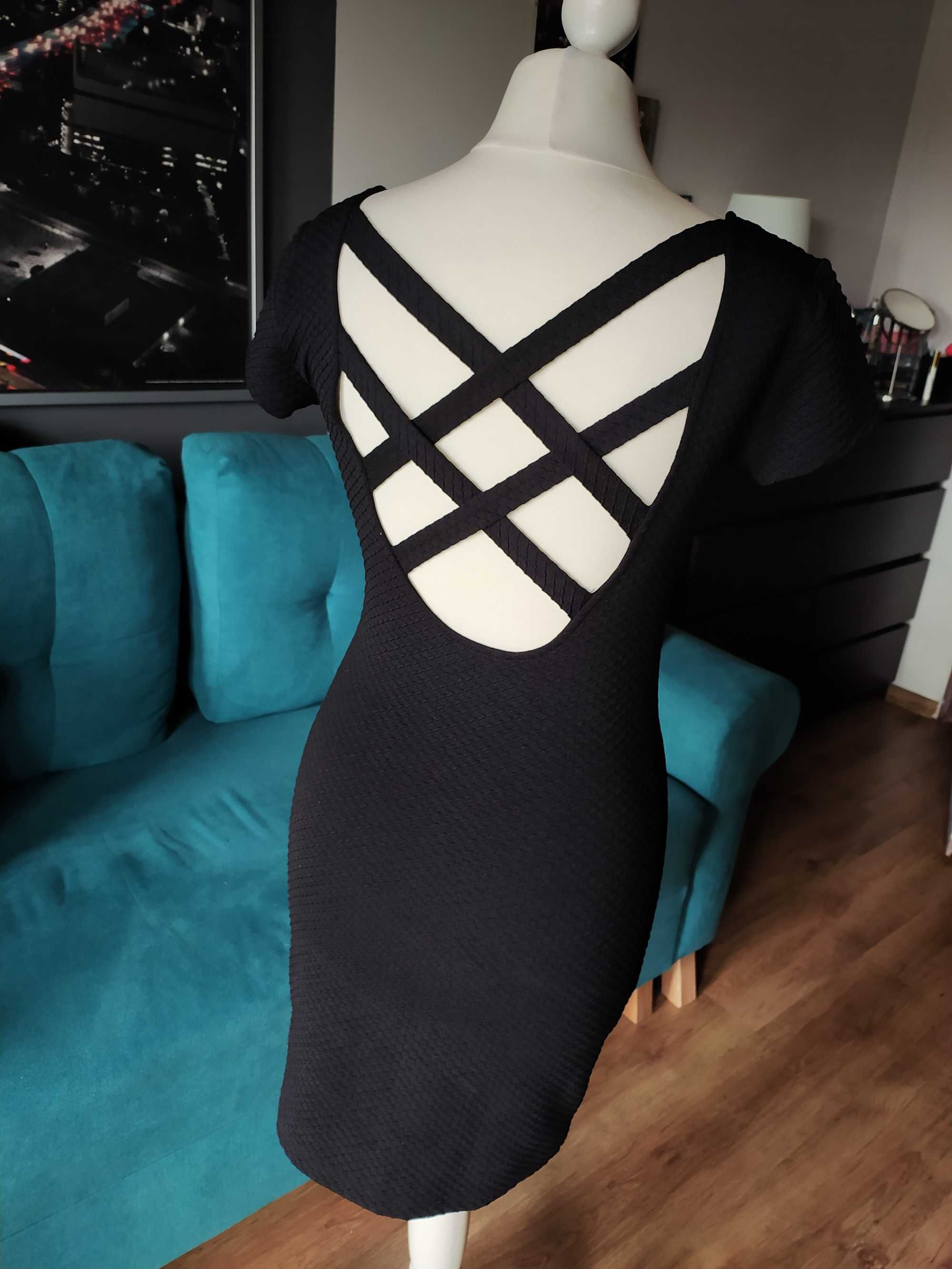Czarna sukienka bodycon XS/S z odkrytymi plecami 34/36 mała czarna
