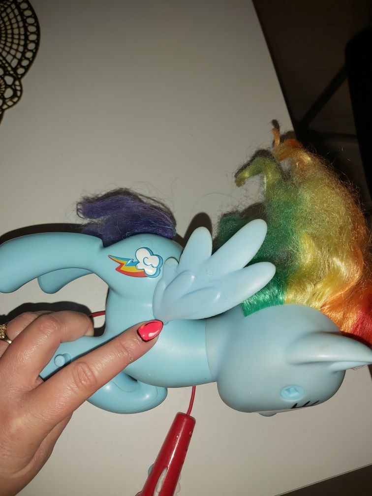 Kucyk my Little Pony konik rainbow dash grający