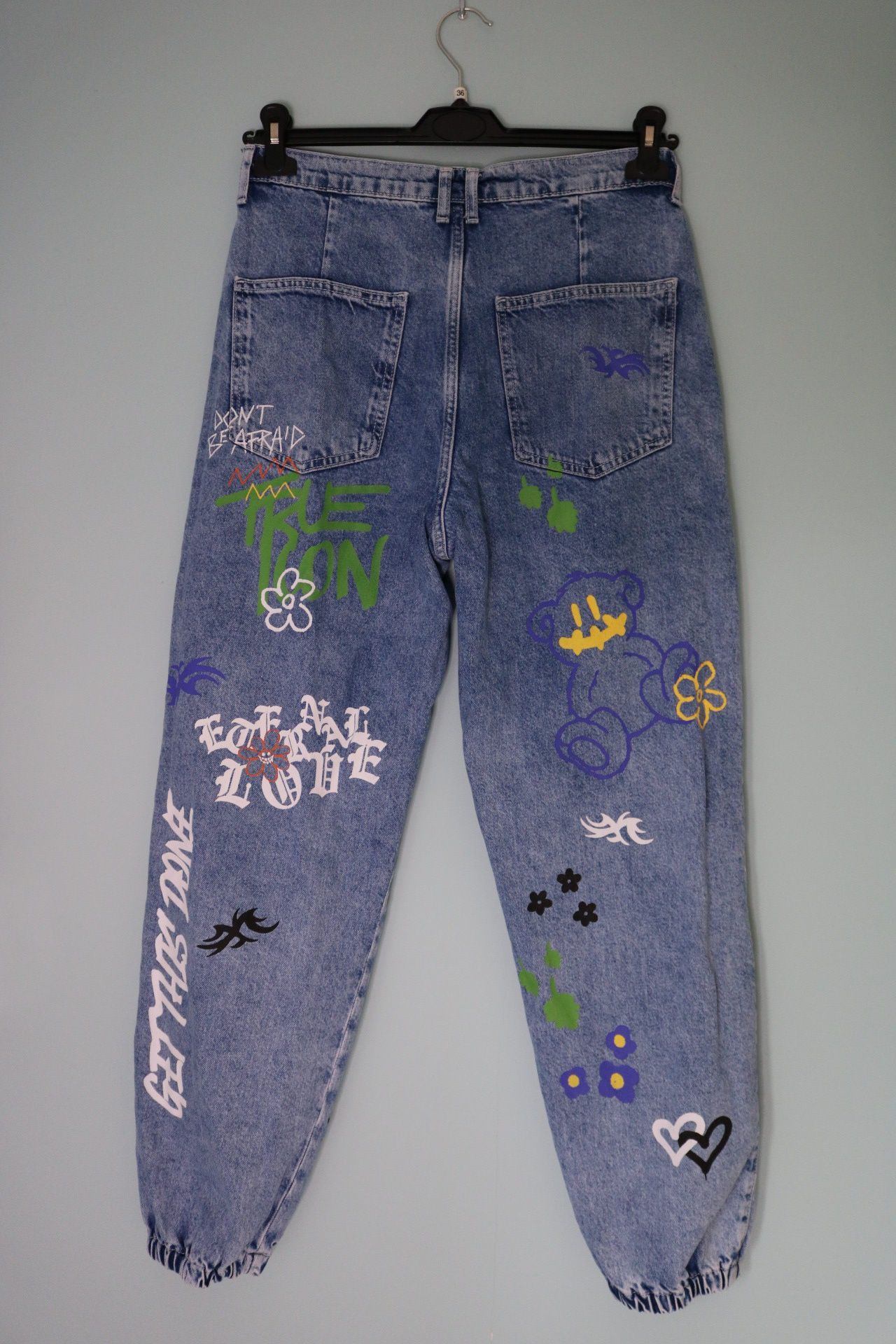 Jeansy jogger w grafiti