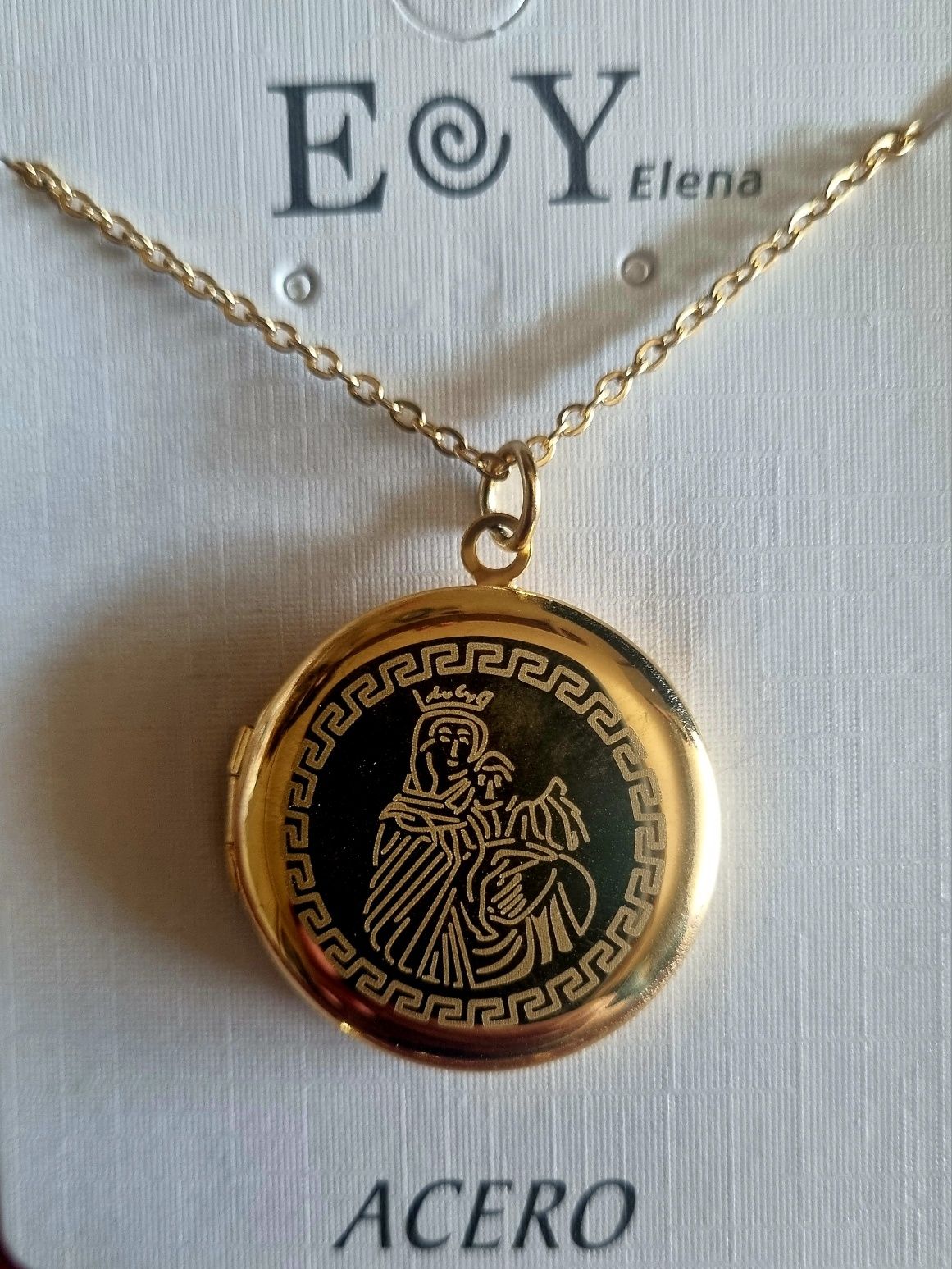 Colar/relicário dourado, em aço, com a Nossa Senhora. Tem extensor