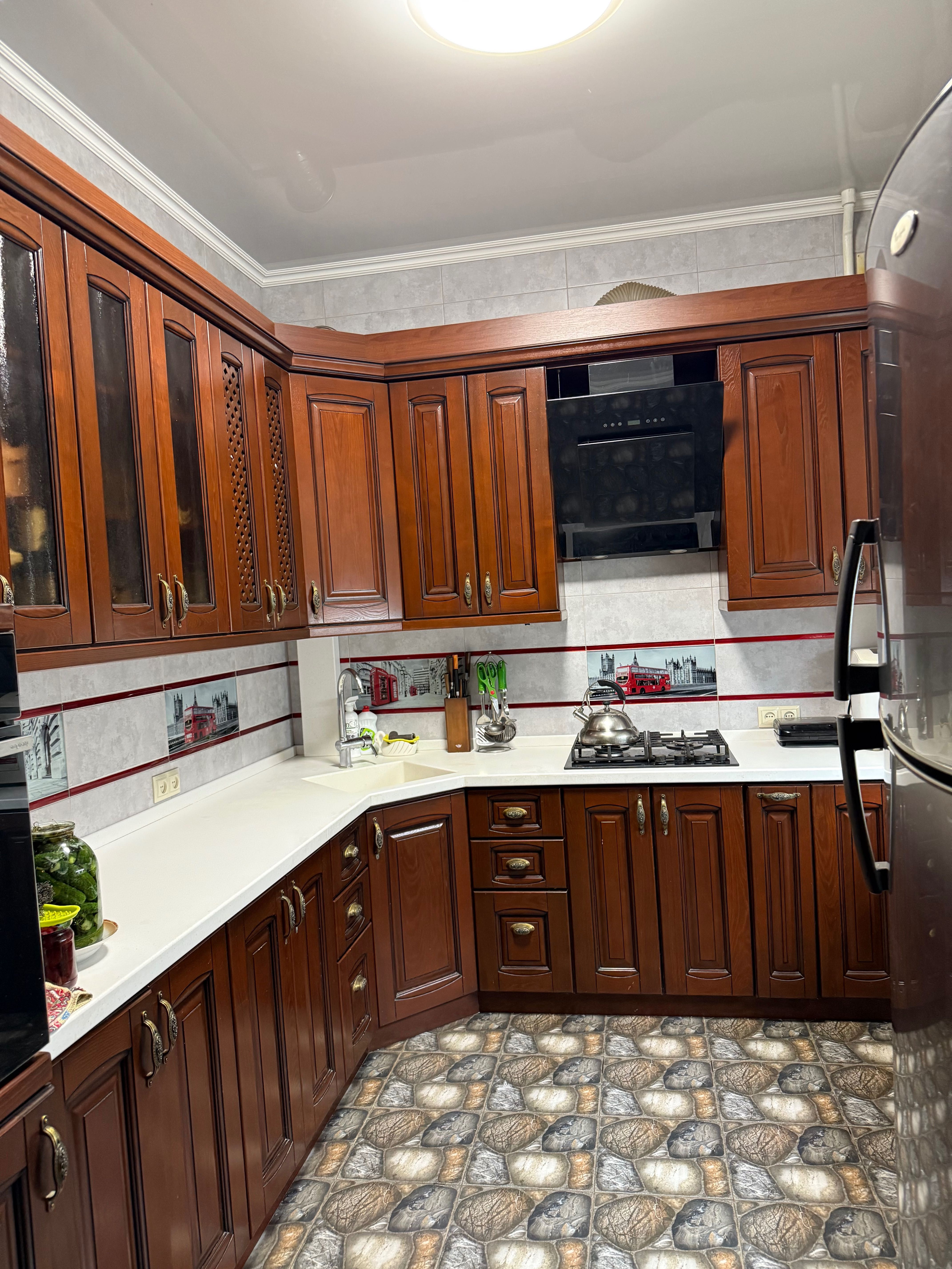 Продаж 3-х кімнатної квартири (Сталінка) на Піонері з гаражем!