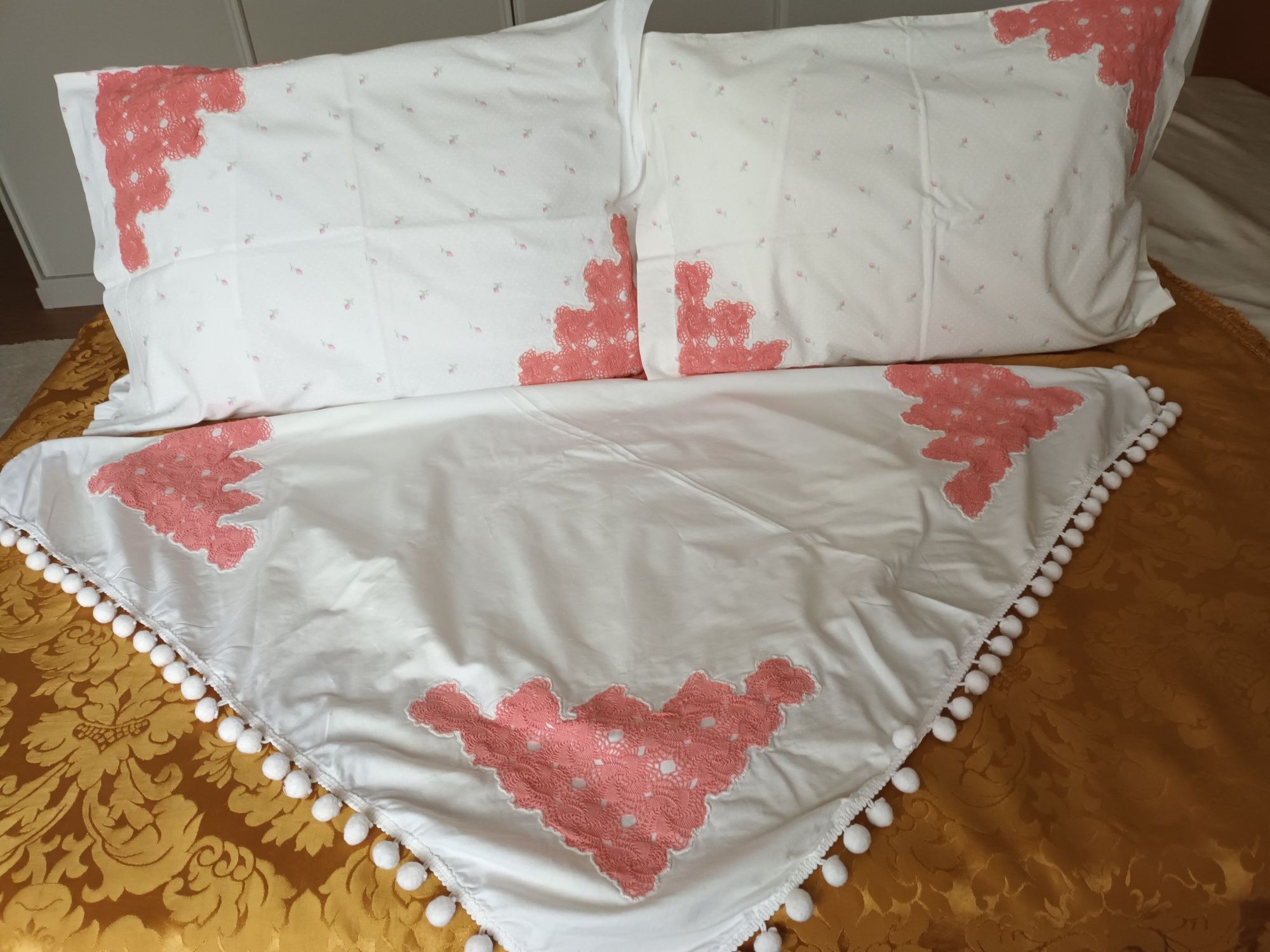 Toalha de Camilha + 2 Almofadas com Renda fina