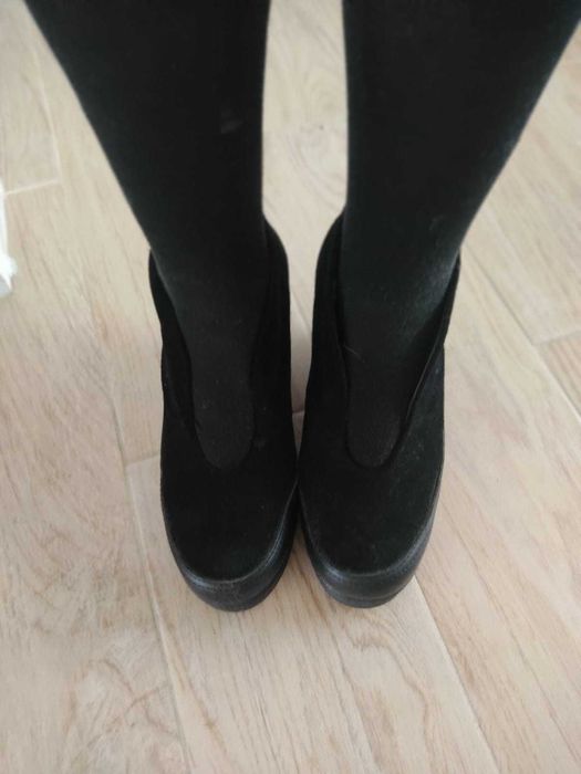 Sapatos em pele camurça compensados. Marca Cubanas, 36.