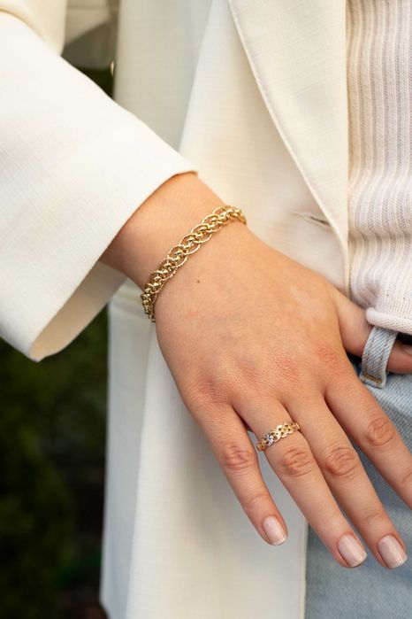 Złoty pierścionek z plecionym wzorem i białym złotem