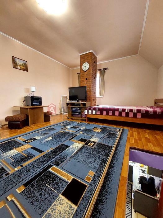 Заміський будиночок поряд із містом