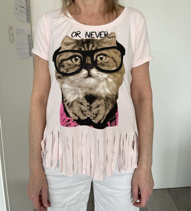 Różowa bluzka z grafika kota z frędzelkami z FREE