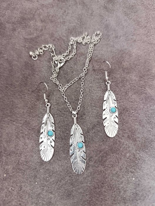 Komplet biżuterii w kolorze srebrnym wzór pióra