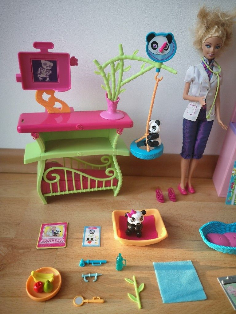 Barbie lalka doktor weterynarz opiekunka pand zwierzątek dzieci lekarz