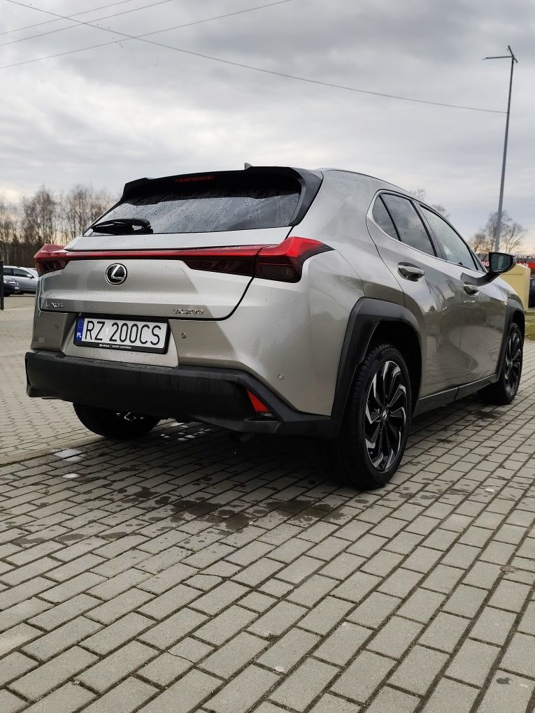 Lexus UX 200, stan idealny.