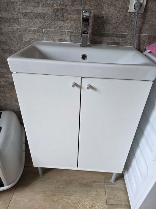 Komplet umywalka, bateria, szafka pod umywalkę, szafka wisząca, lustro