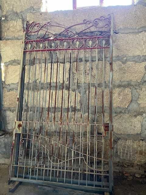 Vendo portão antigo ao melhor preço.
