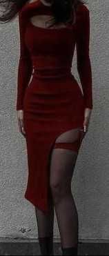 Платье миди с рукавами под горло с разрезом на груди на ноге