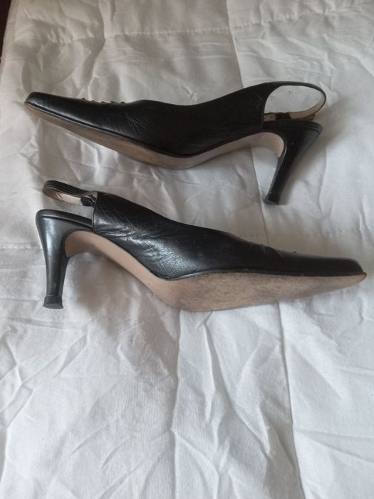 Vende-se sapatos em pele