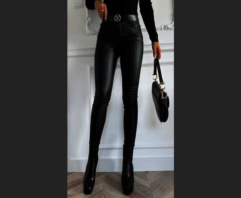 Spodnie rurki skinny czarne skórzane woskowane push up Stradivarius 36