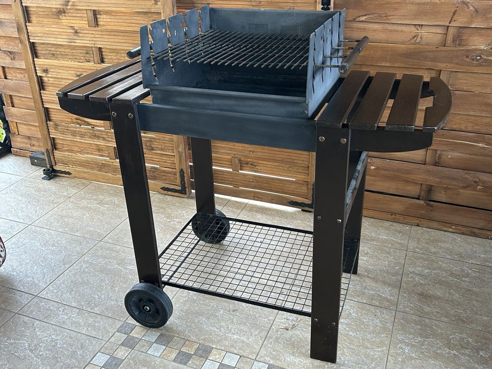 Duży solidny grill ogrodowy 115x104x50cm.