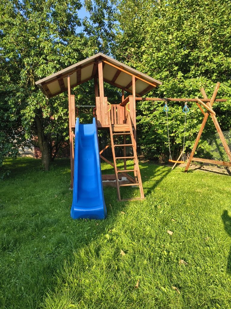 Domek plac zabaw ze zjeżdżalnią i huśtawką