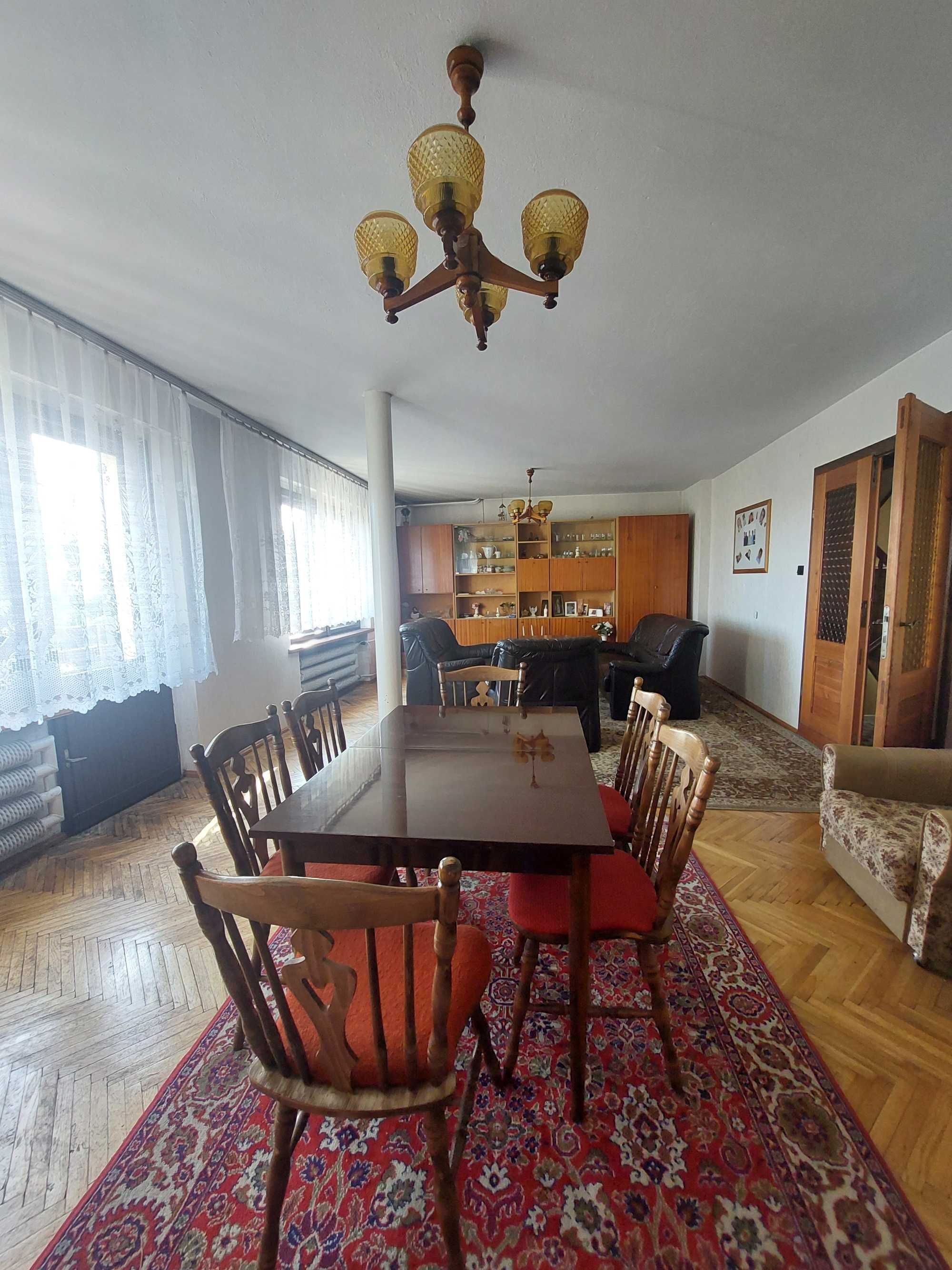 Dom mieszkalny z budynkiem gospodarczym i budynkiem stodoły
