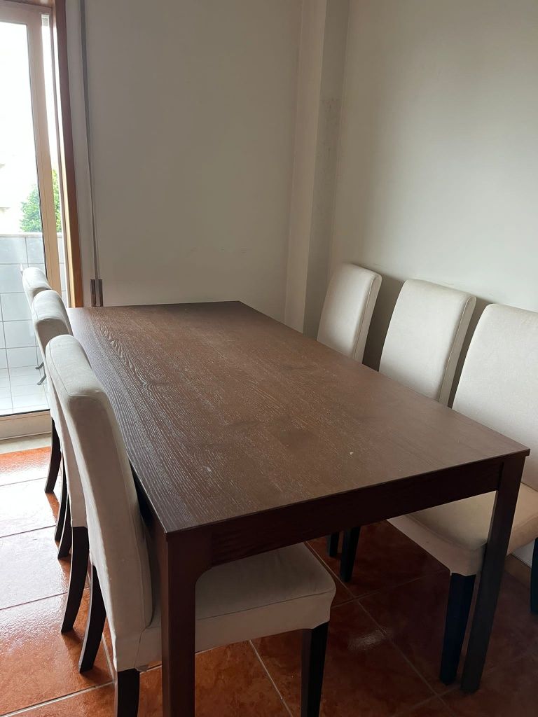 Mesa extensível de 6/8 lugares com cadeiras Ikea