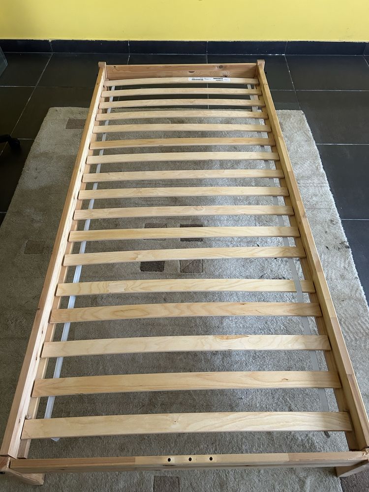 Cama de solteiro em pinho com estrado