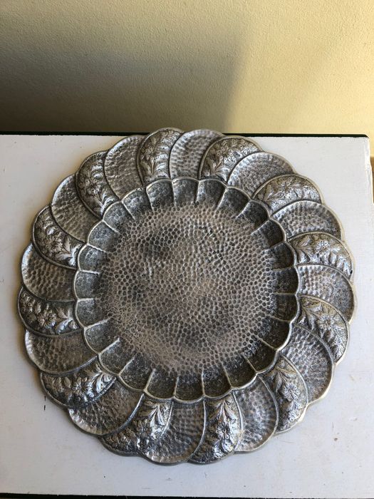 Jarro e Prato Decorativos em Estanho ou Alumínio