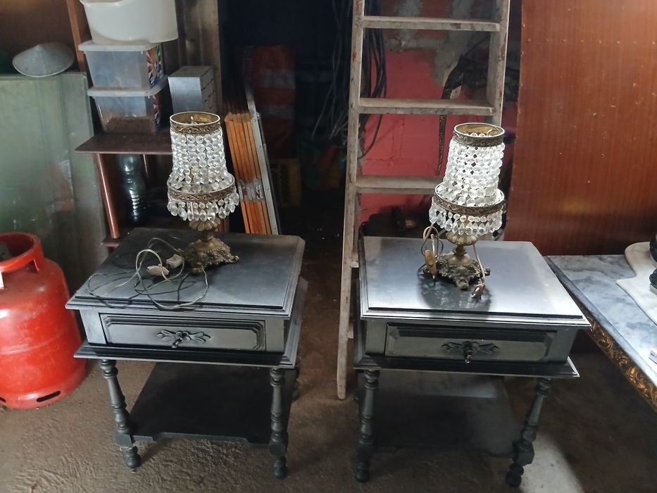 Duas mesinha de cabeceira