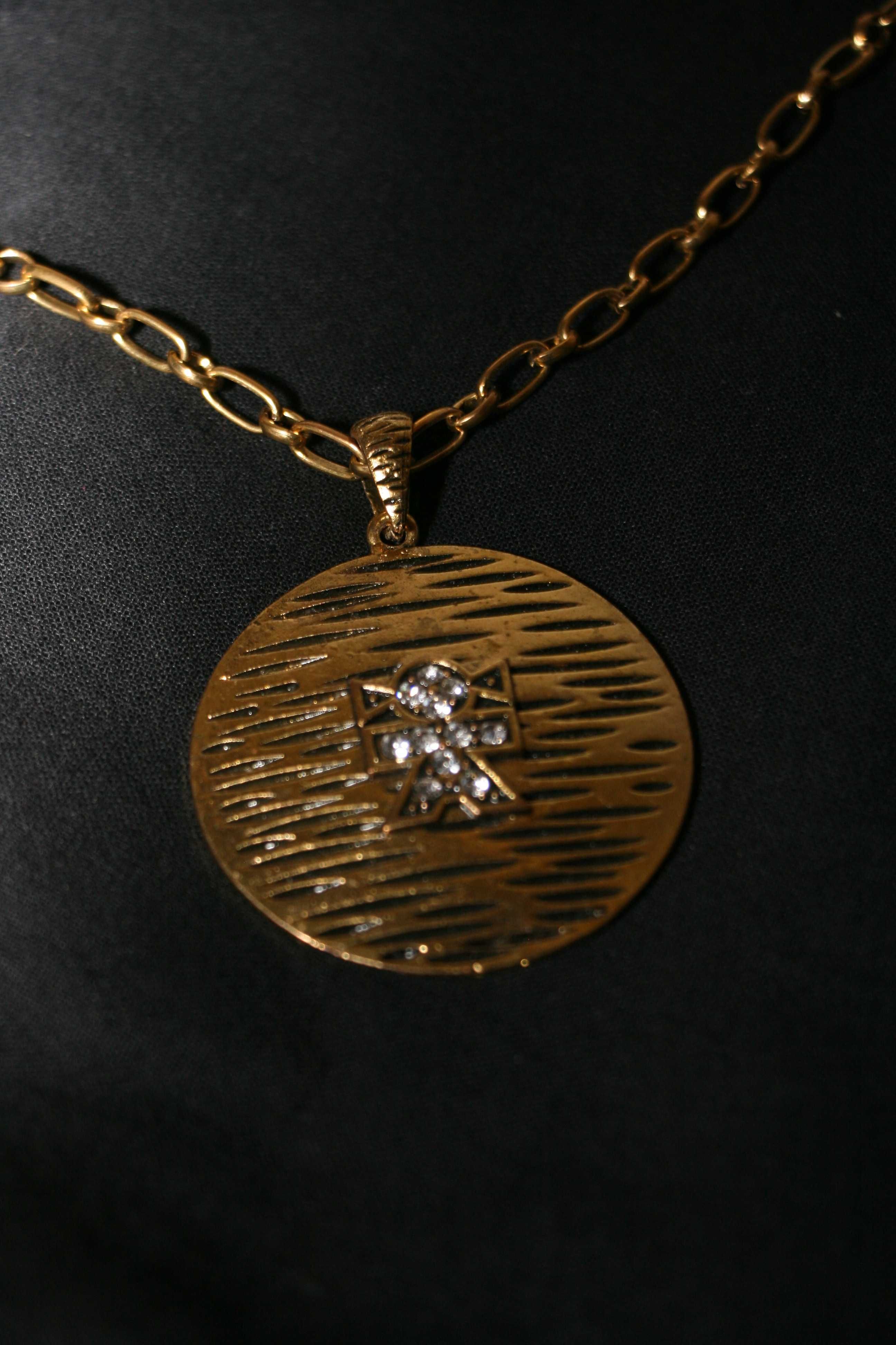 Colar Dourado c/ Pendente