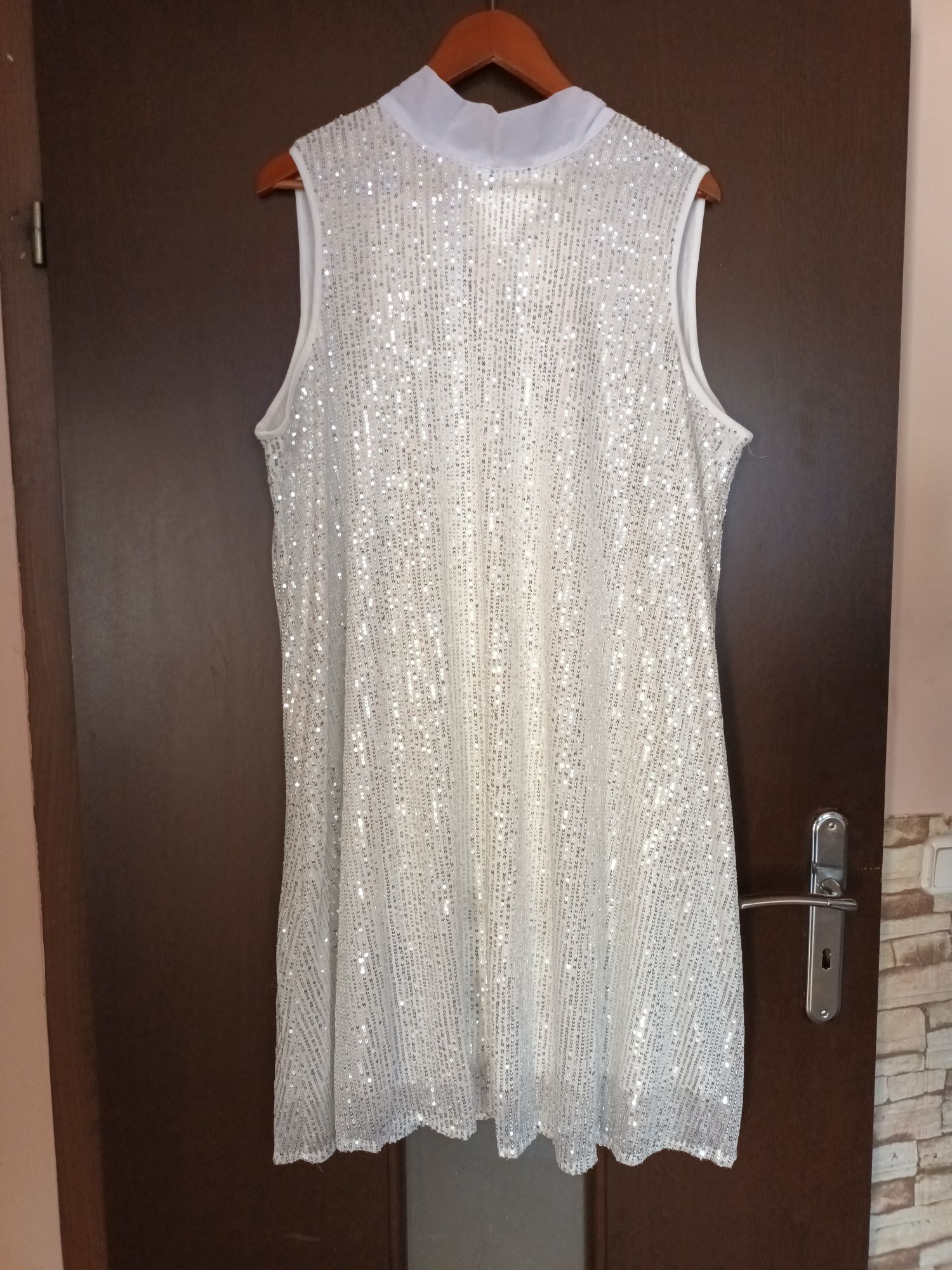Białą elegancka sukienka