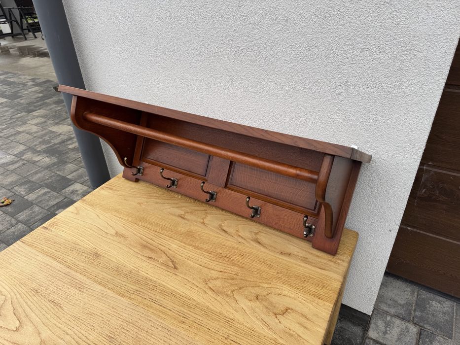 Дубова настінна вішалка привезена з Нідерландів.