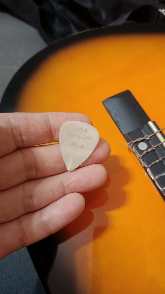 Sprzedam gitarę z pokrowcem.