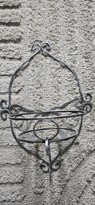Metalowy kwietnik na ścianę