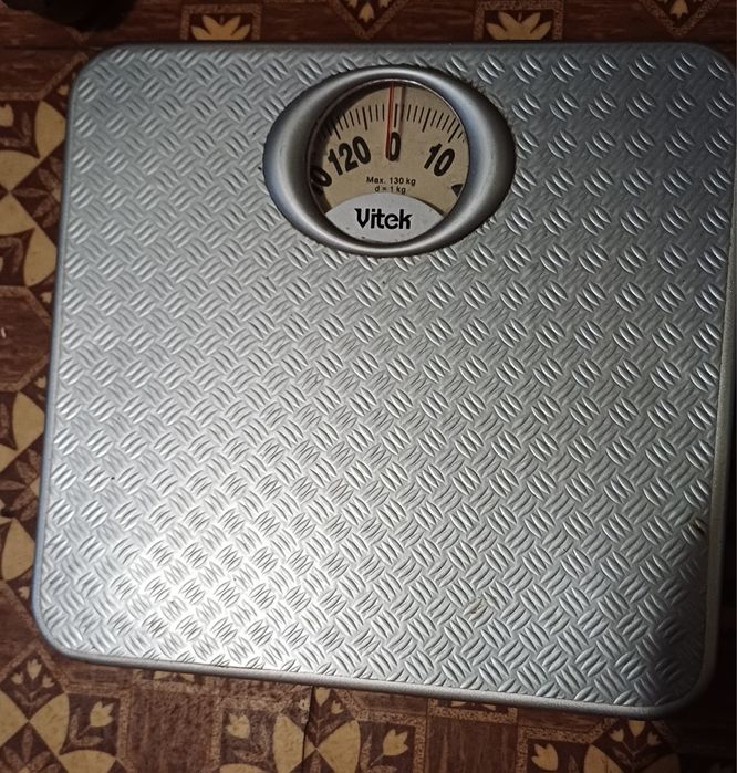 Весы бытовые фирмы Vitek, серого цвета