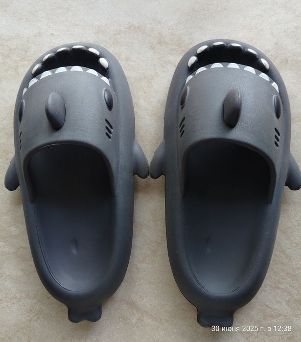 Шльопанці акула на 37,5-38 розмір