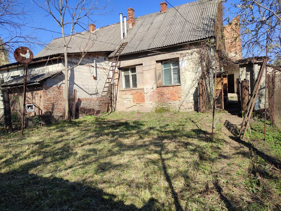 Півбудинка з окремою ділянкою і двором в центрі міста