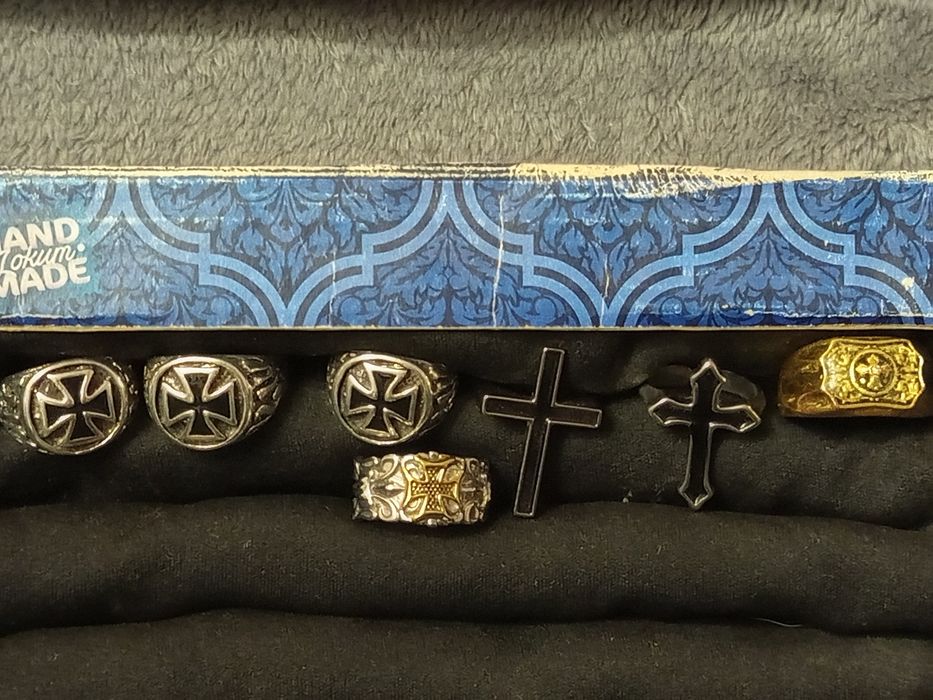 Перстни с крестами, Печатки с тевтонскими рыцарями и крестами.