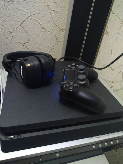 Продам PS4 Slim 1tb
